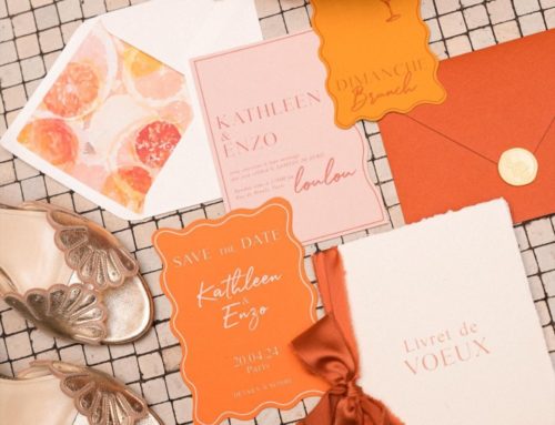 Papeterie de mariage fleuri orange avec save the date, livret de voeux, carton brunch, et liner pour enveloppe – Impression blanche numérique et découpe numérique ondulée – Colorplan Mandarin, Candy Pink – Livret avec bords avec frangé – Cachet de cire beige