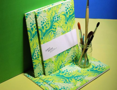 Carnet de notes avec 2 angles arrondis sur papier upcyclé – Reliure dos carré collé – Impression offset Pantone Fluo vert 808 et 388